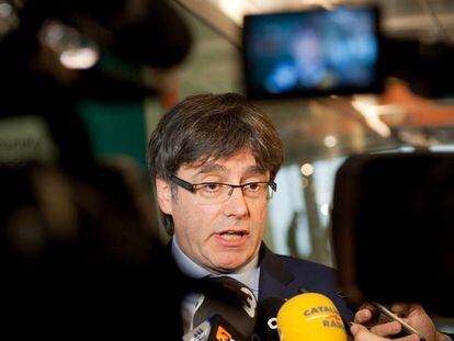 El presidente de la Generalitat, Carles Puigdemont, declara ante los medios en Cambridge (EE UU).