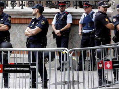 Policías nacionales y 'mossos' protegen la Delegación del Gobierno en Barcelona días antes del referéndum ilegal 1-O. En vídeo, todo lo que pasó el 1-O, resumido en cuatro minutos.