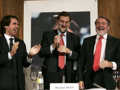 Aznar, Rajoy y Mayor, en la presentaci&oacute;n en 2007 del libro &#039;Esta gran naci&oacute;n&#039;, una larga entrevista al exministro del Interior.