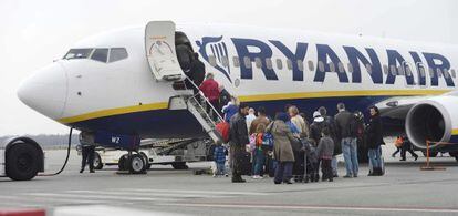 Decenas de pasajeros suben a un avi&oacute;n de Ryanair en Eindhoven. EFE/Archivo