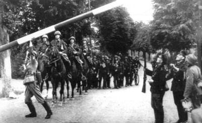 Tropas alemanas cruzan la frontera con Polonia a primeros de septiembre de 1939.