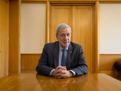 El Canciller Alberto Van Klaveren en su oficina del Ministerio de Relaciones Exteriores en Santiago (Chile).