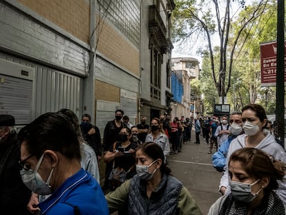 Votantes hacen fila para votar en un casilla de la colonia Roma de Ciudad de México.