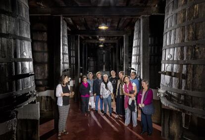 Visitantes en la bodega La Rioja Alta, en el Barrio de La Estación, en Haro.