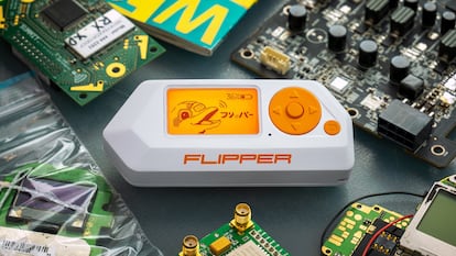 Flipper Zero muestra un delfín en la pantalla que se pone contento al utilizar el aparato.