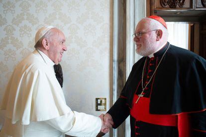 Imagen de febrero de 2020 de un encuentro entre el papa Francisco y el arzobispo alemán Reinhard Marx.