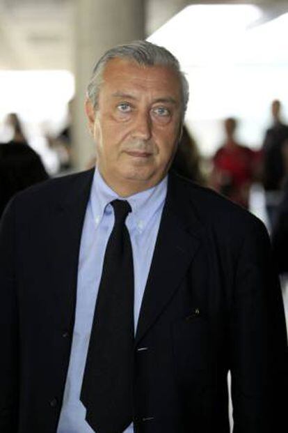 El presidente de Renfe, Julio González Pomar, a su llegada hoy al hospital Clínico de Santiago de Compostela.
