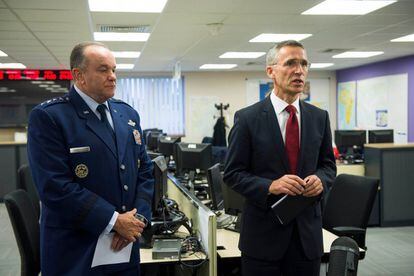 A la tribuna hi ha el comandant suprem de l'OTAN per a Europa, el general nord-americà Philip Breedlove. A la foto, a l'esquerra amb el secretari general de l'OTAN, Jens Stoltenberg.