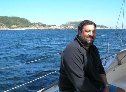 Caamaño viaja casi todos los fines de semana a su tierra para salir a navegar en su barco, <i>Asixo,</i> por la ría de Corcubión (A Coruña).