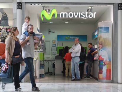 Una tienda de Movistar en el centro comercial de La Vaguada, en Madrid.