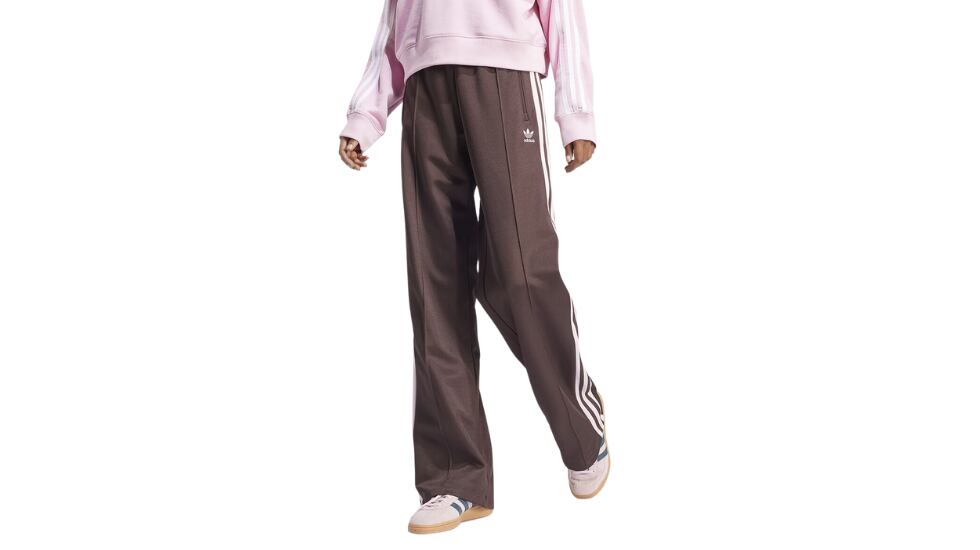Pantalón Adidas Originals marrón, panatalón deportivo con tres bandas laterales en cada lado.