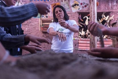 Giselle Silva, la directora de la Casita de los Picaflores, juega con la arena del 'SandPlay'. “El solo hecho de sentirla entre las manos es parte del juego”, explica.