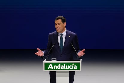 El presidente de la Junta de Andalucía, Juanma Moreno Bonilla, durante el acto de entrega de medallas por el Día de Andalucía.