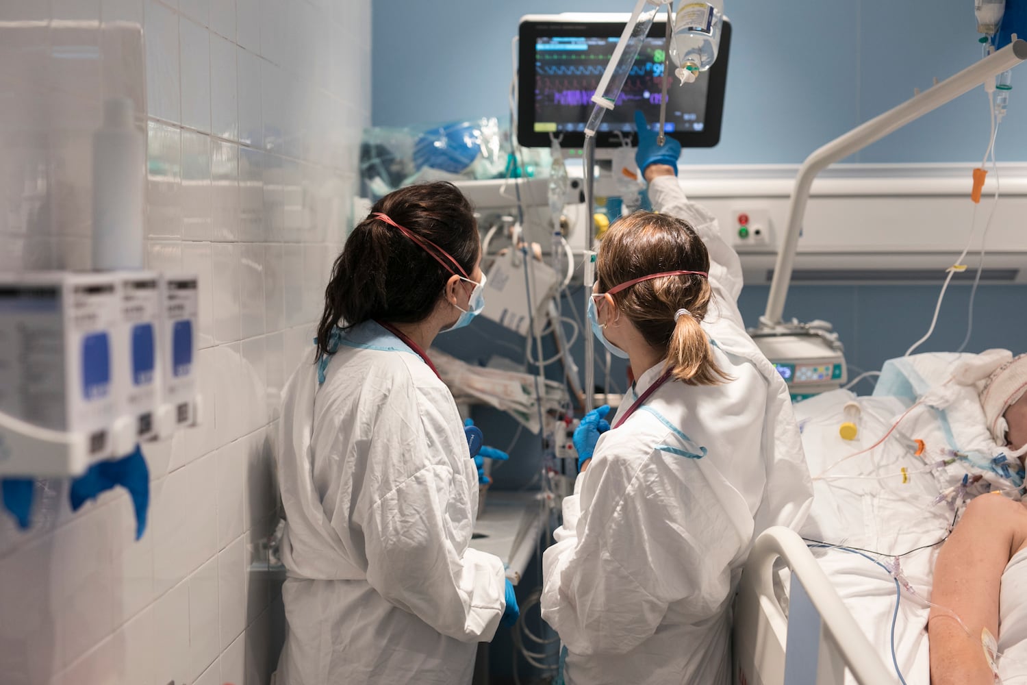 La doctora Ana Zapatero (dcha.) y otra sanitaria atienden a Raquel Txavarria en la UCI del Hospital del Mar de Barcelona