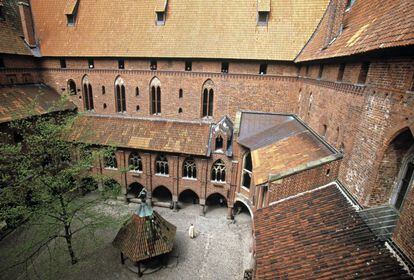 Hicieron falta infinidad de ladrillos rojos para levantar la mayor fortaleza medieval de Europa (zamek.malbork.pl). Está a 30 kilómetros al sureste de Gdansk y es impresionante por dentro y por fuera. Declarada patrimonio mundial, es un ejemplo clásico de fortaleza medieval, construida en el siglo XIII por los Caballeros Teutones; fue su cuartel general durante un siglo y medio. Ayudaban a su seguridad sus tres anillos de murallas defensivas, reforzados con torres y mazmorras. La fortaleza se puede visitar en una excursión de un día desde Gdansk, que no en Malbork no hay mucho más que ver, salvo la estación de trenes: ha recuperado su antiguo esplendor, con revestimientos de madera, techos repujados, arcos neogóticos y decoración pseudomedieval.