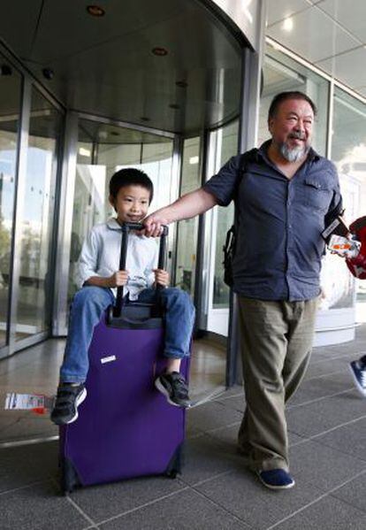 Ai Weiwei y su hijo, Ai Lao, en el aeropuerto de Múnich.
