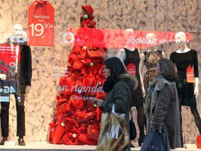 Compradores en una calle del centro de Madrid.