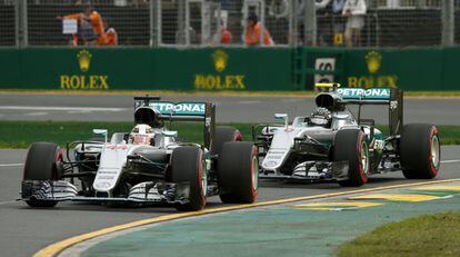 Hamilton y Rosberg, durante la clasificaci&oacute;n.