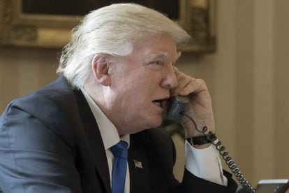 El presidente de EE UU, Donald Trump, durante una conversación telefónica con su homólogo ruso, Vladimir Putin, el 28 de enero de 2017.