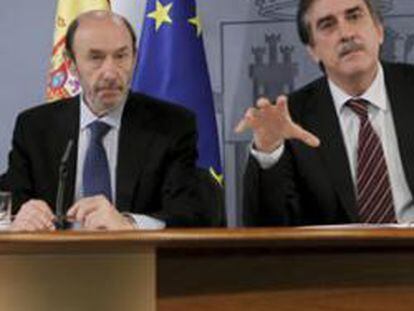 Elena Salgado junto con Alfredo Pérez Rubalcaba y Valeriano Gómez tras el consejo de ministros