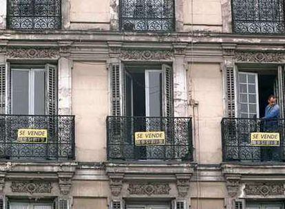 Carteles de venta de viviendas en el centro de Madrid.