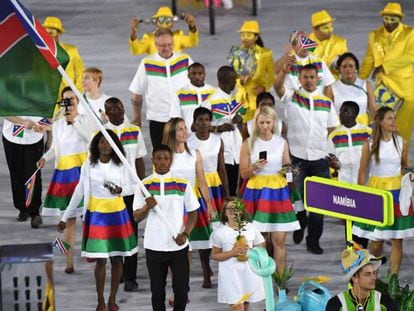 El abanderado de Namibia Jonas Junias Jonas el día de la ceremonia de apertura.