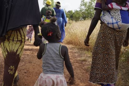 Abibata, de 2 años, caminó junto a su madre, Sarata, desde Dankanaou —en la región del Sahel— hasta Bobo-Dioulasso, para huir de la violencia yihadista. Por el camino conocieron a otras mujeres con las que ahora conviven en la ciudad y se ayudan mutuamente.
