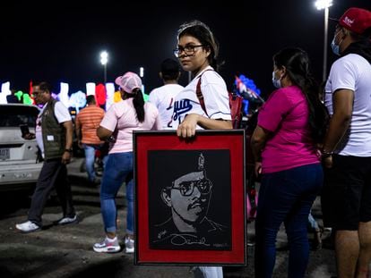 Un joven porta un retrato del presidente nicaragüense Daniel Ortega durante las conmemoraciones por el aniversario del triunfo de la Revolución Sandinista el 18 de julio 2021.