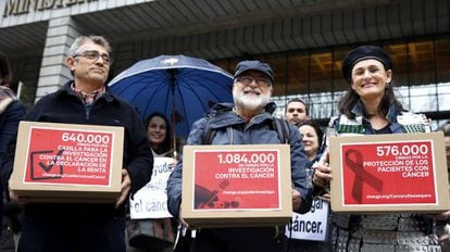 Miembros de asociaciones contra el cáncer entregan dos millones de firmas en el Ministerio de Sanidad.