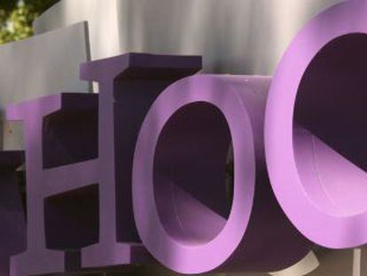 Logo de Yahoo en la sede central de compañía.
