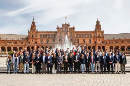Los máximos dirigentes del nuevo PP en la plaza de España de Sevilla, este domingo. En el centro, Alberto Núñez Feijóo.