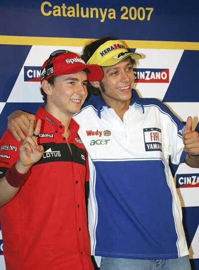 Jorge Lorenzo y Valentino Rossi, en junio pasado en Montmeló.