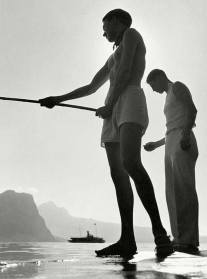 Dos hombres pescan en el lago de Lucerna (Suiza).