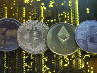 Representación de las monedas virtuales Ripple, Bitcóin, Etherum y Litecoin.