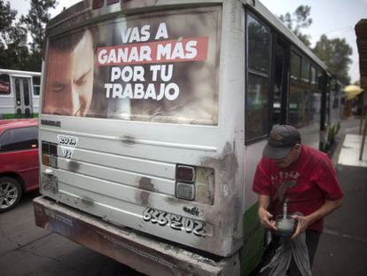 Propaganda del PRI, en un autob&uacute;s en la capital mexicana.