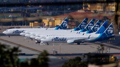 Aviones de Alaska Airlines, aparcados en el aeropuerto de San Diego (California, EE UU), el 18 de enero.