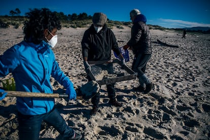 Los 'pellets' son pequeñas bolas de plástico de menos de cinco milímetros que son empleadas para fabricar productos de plástico, por su pequeño tamaño y peso ligero, lo que complica su limpieza una vez esparcidos por la playa. 