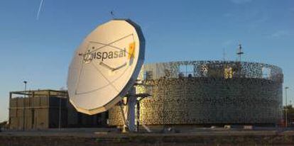 Imagen de una antena de seguimiento de Hispasat. 