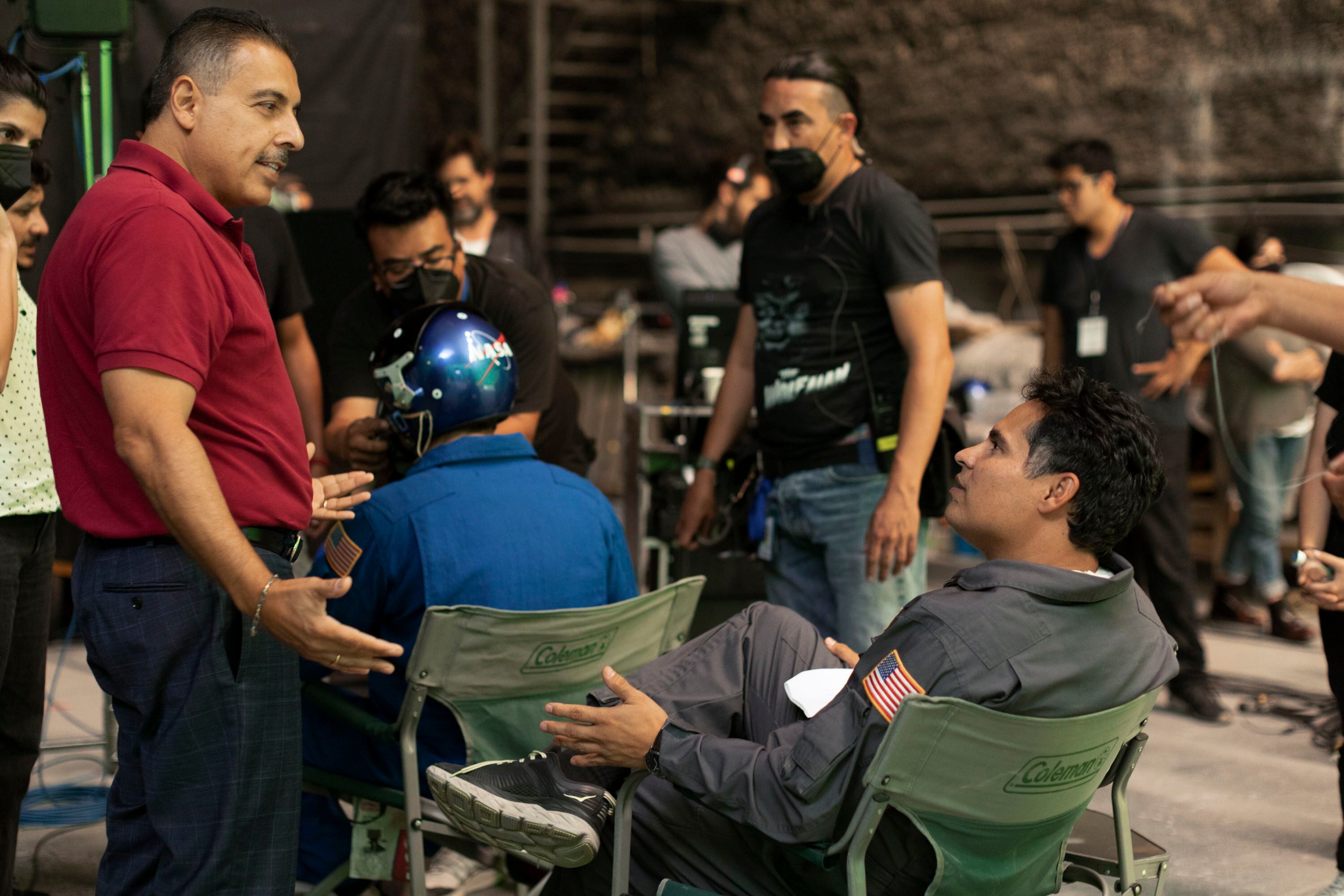 José Hernández, en quien se basa la historia, y el actor Michael Peña, quien lo encarna en el filme, en el plató de 'A millones de kilómetros'.