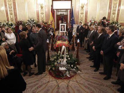 La capilla ardiente de Manuel Marín, instalada en el Salón de los Pasos Perdidos en el Congreso./ Vídeo: Rajoy se despide del político en la capilla ardiente.