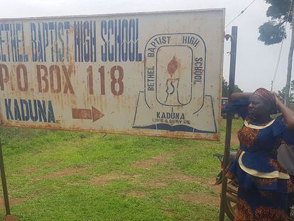 Familiares de los estudiantes secuestrados junto al cartel de la escuela baptista Bethel en Kaduna, en el noroeste de Nigeria, este lunes.