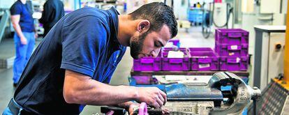 Un refugiado sirio en un programa de aprendizaje en una fábrica BMW en Múnich (Alemania).