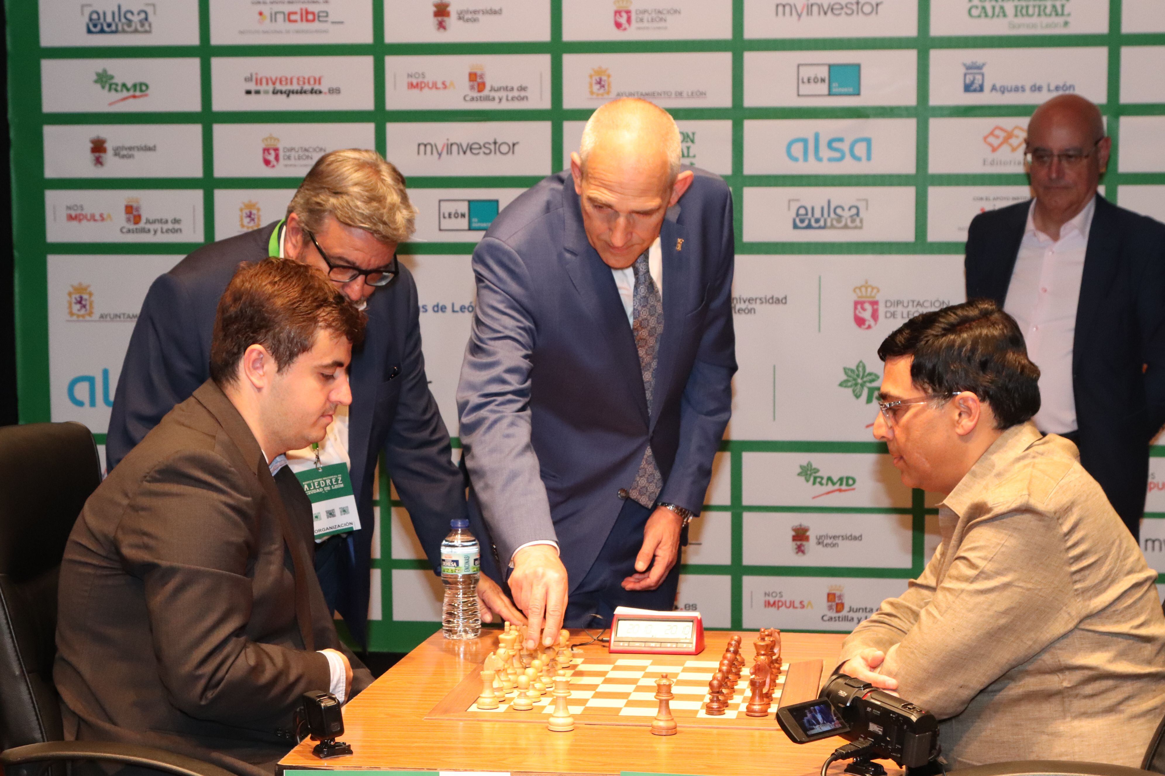 Vicente Canuria, concejal de Deportes del Ayuntamiento de León, hace el saque de honor de la final