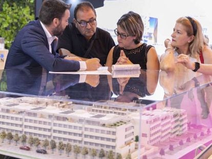 Asistentes a una feria inmobiliaria, el pasado junio.