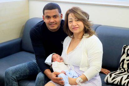 Carlos Dariel, en brazos de sus padres en el hospital Infanta Leonor.