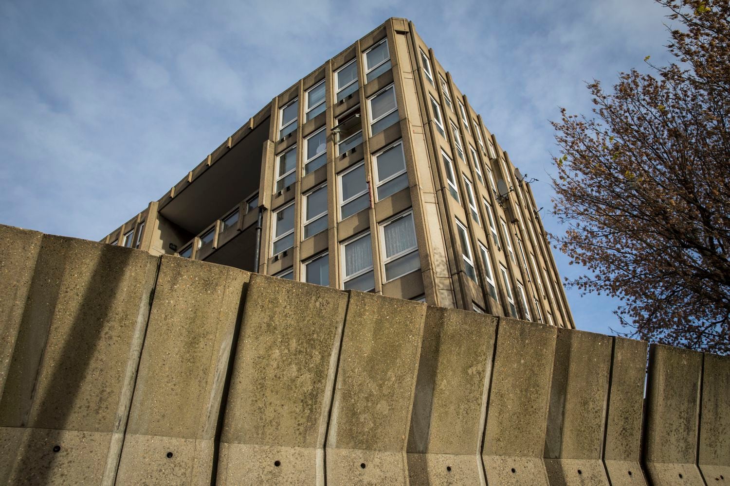 Robin Hood Gardens, de Alison y Peter Smithson, en Poplar, al este de Londres, en 2016, antes de su demolición. El entonces ministro de Transportes británico, John Hayes, dijo de esta arquitectura que "no tiene valor estético"   y declaró su demolición una "rebelión contra el culto a la fealdad". |