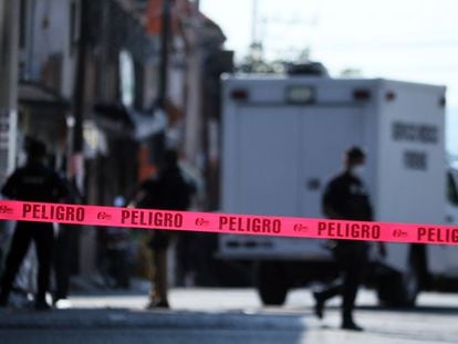 Peritos de la Fiscalía de Morelos trabajan en el sitio donde fue asesinado un hombre en Temixco, Morelos