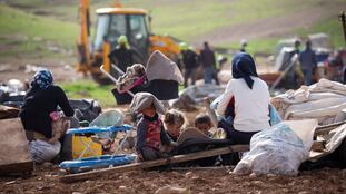 Familias palestinas observan la demolición de sus hogares, el miércoles en Humsa al Baqaia (Cisjordania).