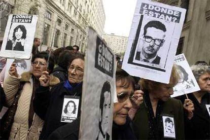 Familiares de las víctimas de la dictadura de Pinochet han recordado a los suyos en las calles de Santiago.