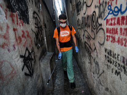 Un funcionario desinfecta una calle de Paraisopolis, una de las mayores favelas de Sao Paulo (Brasil).